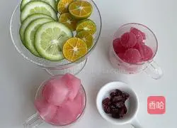 Illustration of how to make cranberry lime sparkling water 1