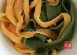 Illustration of how to make nutritious vegetable hand-pulled noodles 4