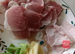 Illustration of how to make potatoes and stewed beans and pancakes in one pot 1