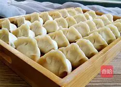 Illustration of how to make pork and cabbage dumplings 21