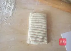 Illustration of how to make whole wheat salt and pepper shell flower rolls 12