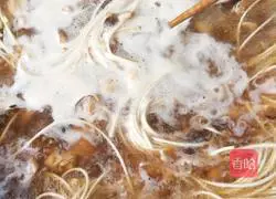 Illustration of how to make mushroom and shredded chicken noodles 17