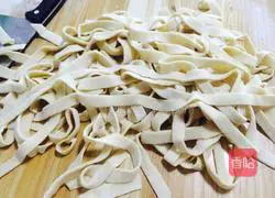 Illustration of how to make northwest oil noodles 7