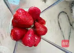 Illustration of how to make strawberry milkshake 3