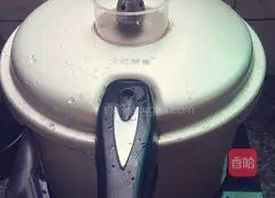 Illustration of how to make red dates, lotus seeds and white fungus soup 5