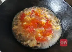 Illustration of how to make tomato and egg drop soup 6