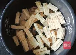 Illustration of how to make bean curd and barley sweet soup 3