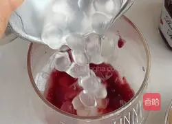 Illustration of how to make lychee lemon sparkling water 5
