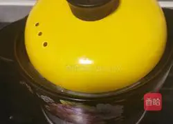 Illustration of how to make rock sugar, snow pear and lily soup 9