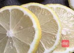 Illustration of how to make lemon honey water 4