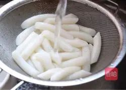 Illustration of how to make fried rice cakes with kimchi 2