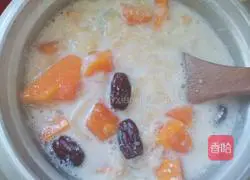 Illustration of how to make papaya milk and white fungus soup 9