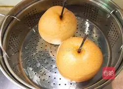 Illustration of how to make steamed snow pear with rock sugar and white fungus 6