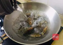 Illustration of how to make crucian carp, winter melon and tofu soup 2