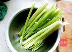 Illustration of how to make dumplings stuffed with pork and celery 6