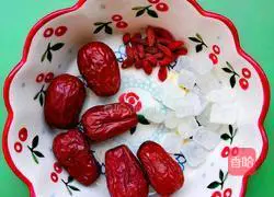 Illustration of how to make peach gum and white fungus soup 2