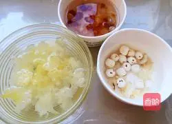Illustration of how to make red dates, lilies, lotus seeds, peach gum, saponins, rice and white fungus soup 2