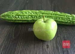 Illustration of how to make green apple and bitter melon ice drink 1