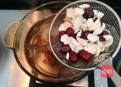 Illustration of how to make peach gum, red dates and lily soup 11