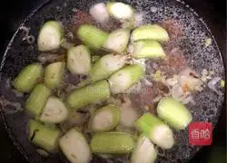 Illustration of how to make loofah, duck blood and fish ball soup 6