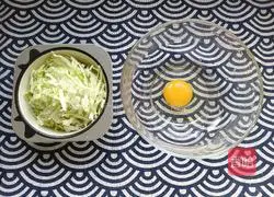 Illustration of how to make cabbage and egg pancakes 3