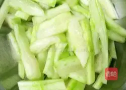 Illustration of how to make cold watermelon rind 2