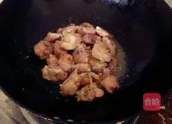 Illustration of how to make mushroom stewed chicken soup 5