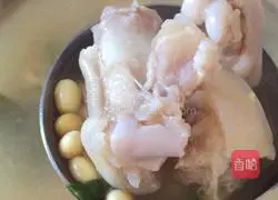 Soybean and pig trotters soup recipe 9