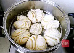 Illustration of how to make milk-flavored flower rolls 15