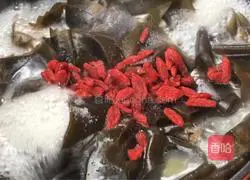 Illustration of how to make wolfberry and kelp soup 8