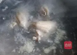 Illustration of how to make red date and lotus root chicken soup 4