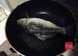 Illustration of how to make crucian carp stewed with tofu 2