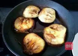 Illustration of how to cook eggplant with sauce 3