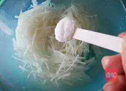 Illustration of how to make cold shredded radish 5