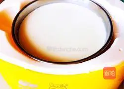 Illustration of how to make homemade cherry yogurt 6