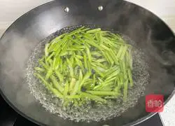 Illustration of how to make fried celery with shrimps 3
