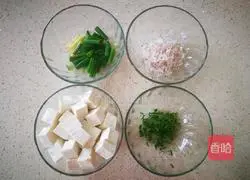 Illustration of how to make scallion, shrimp skin and tofu soup 1