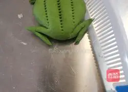 Illustration of how to make frog kidney bean buns 9