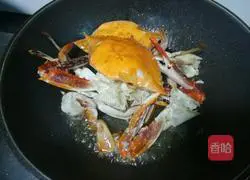 Illustration of how to make egg yolk baked crab 8