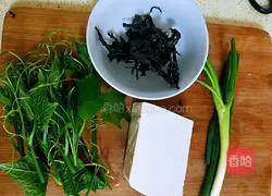 Illustration of how to make asparagus tofu soup 1