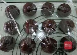 Egg yolk Illustration of how to make bean paste mooncakes 8