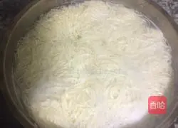 Illustration of how to make pickled cabbage and shredded pork noodles 2