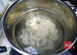 Illustration of how to make fresh meat dumplings 12