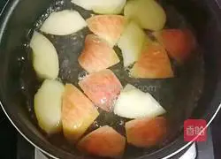 Apple Illustration of how to make papaya brown sugar water 4