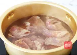 Illustration of how to make tomato fat beef soup 3