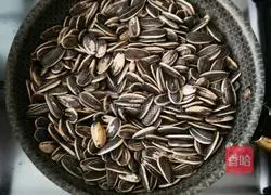 Illustration of how to prepare your own snacks and fried sunflower seeds 6