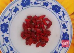 Illustration of how to make rock sugar, white fungus and pear soup 5