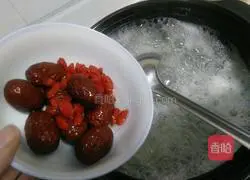 Illustration of how to make red dates, wolfberry and white fungus soup 7