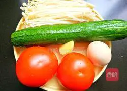 Illustration of how to make tomato sauce, luffa and mushroom soup 3