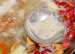 Illustration of how to make Tremella, Lotus Seed and Snow Pear Porridge 6